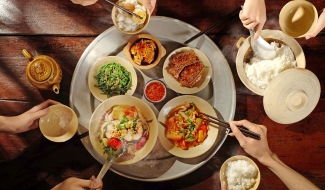 Mời cơm và tiếng vọng bếp nhà qua ba miền đất nước