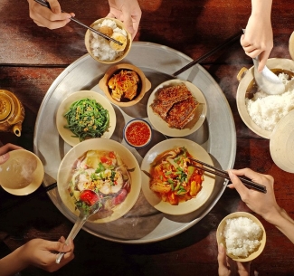 Mời cơm và tiếng vọng bếp nhà qua ba miền đất nước