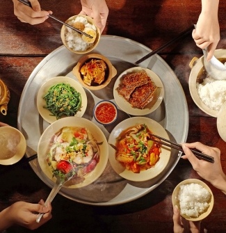 Mời cơm và tiếng vọng bếp nhà qua ba miền đất nước