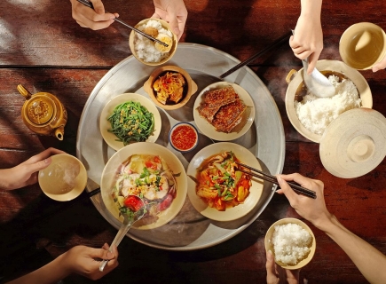 Mời cơm và tiếng vọng bếp nhà qua ba miền đất nước