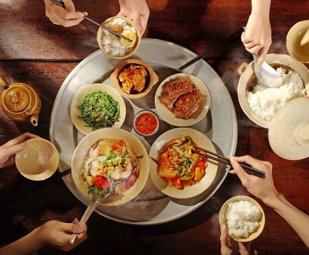 Mời cơm và tiếng vọng bếp nhà qua ba miền đất nước